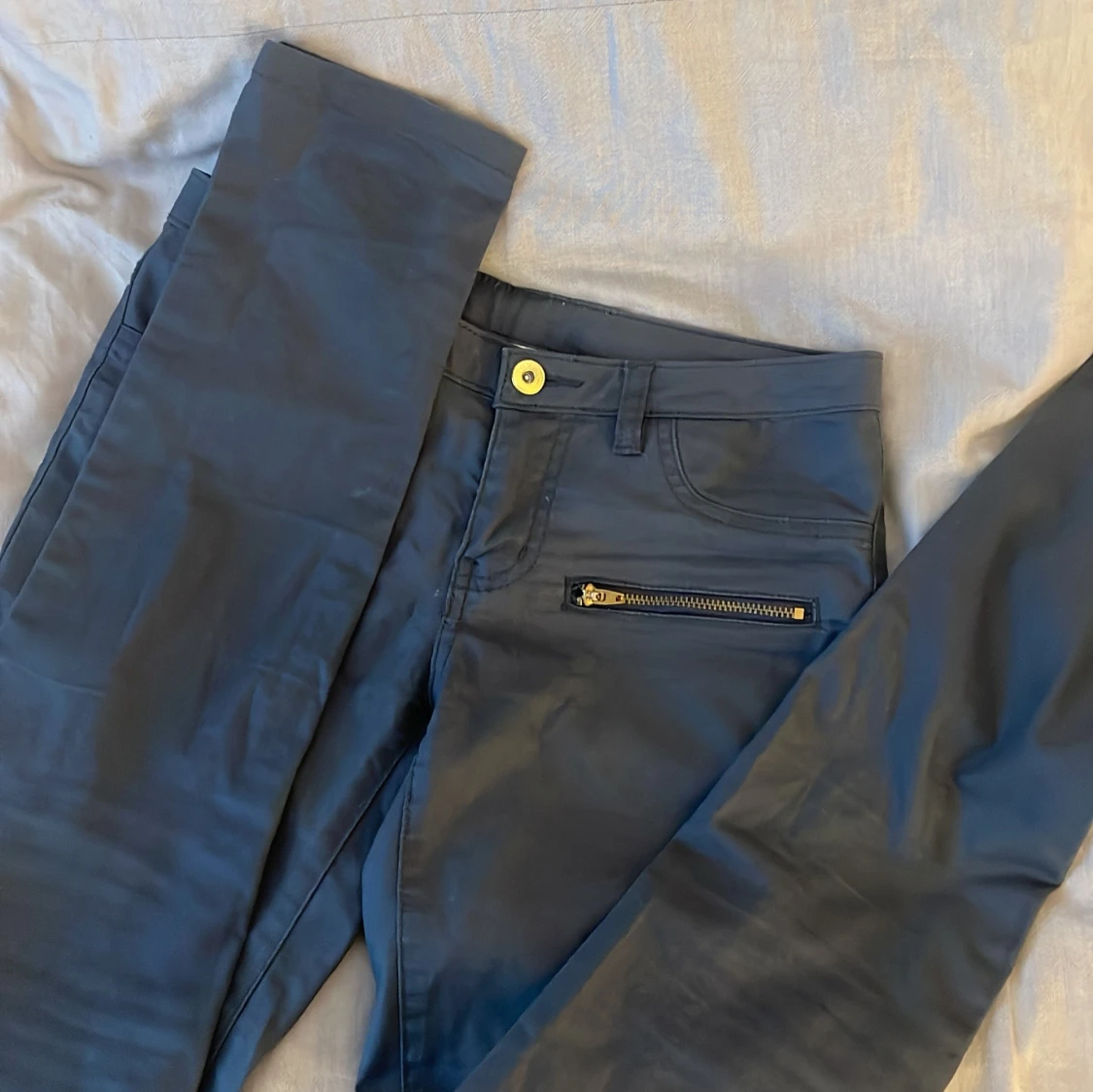 Svarta byxor med dragkedjor från Vila - 1