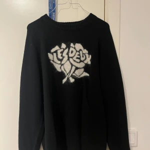 Svart tröja från Les Deux - Säljer denna riktigt snygga stickade tröjan från les deux storlek M för billigt. Tröjan är aldrig använd och har då inga defekter och är som ny. Nypris är runt 2500 kr men jag säljer den betydligt billigare. Hör av er om ni har några frågor eller prisförslag! Priset är aldrig hugget i sten.