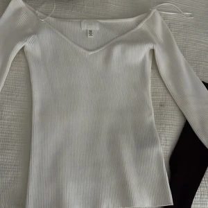 Vit ribbad topp från H&M - Säljer en stilren vit ribbad topp från H&M med v-ringning och långa ärmar. Perfekt för en chic och enkel look. Passar bra till både jeans och kjol. 💞✨ kontakta mig för intresse! ✨