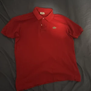 Röd pikétröja från Lacoste - Säljer en klassisk röd pikétröja från Lacoste.