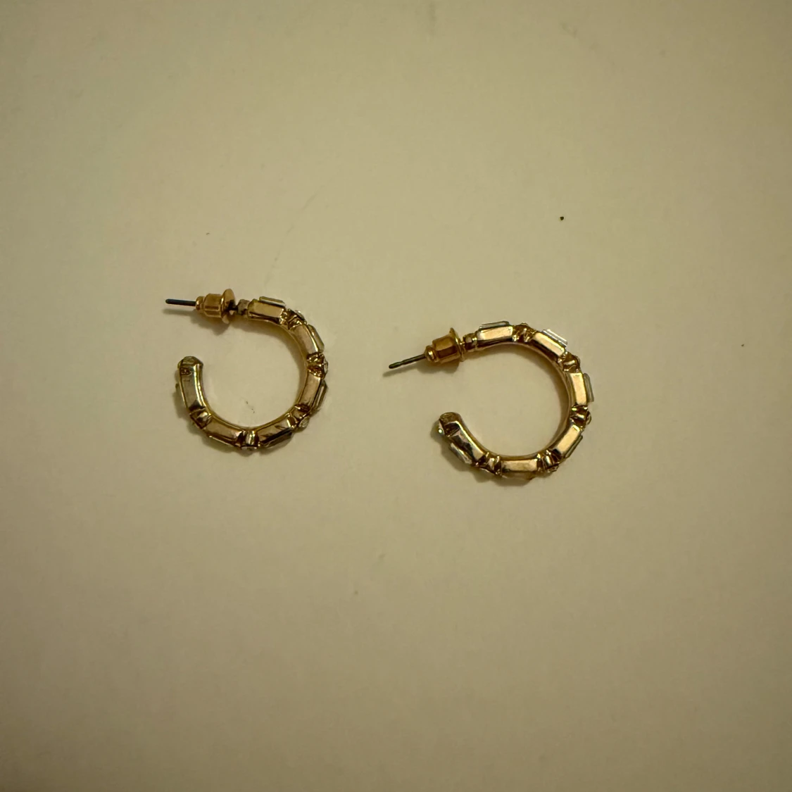 Guldörhängen med glittriga stenar - 2