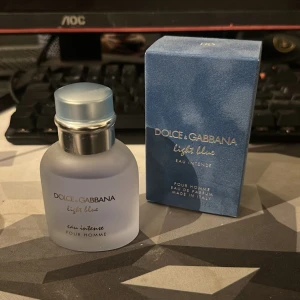 Dolce Gabbana Light Blue - Säljer nu denna parfym från Dolce & Gabbana då den inte riktigt var i min smak. Knappast använd, ca 3-4 sprut använd. Perfekt sommar och vardaglig parfym! 