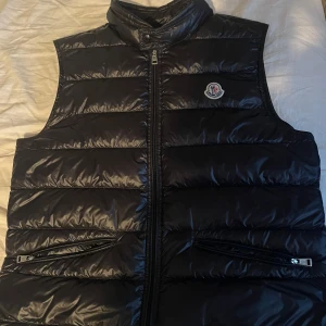 Moncler väst - OBS SÄNKT PRIS!  Storlek 4. (L) Skick 9/10, oerhört fint skick.  Köpt för 550€ i Milano.   