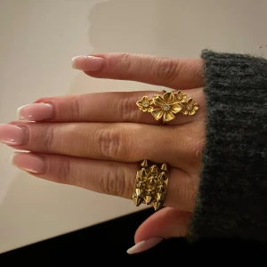 Guldfärgad blomring   - Ser nästintill identisk till ioaku ringen, bara att denna är i rostfritt stål vilket är mycket bättre!!💞💞