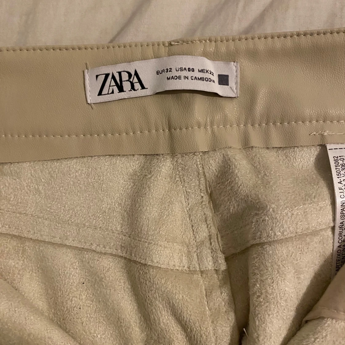 Skinnbyxor i beige - 90