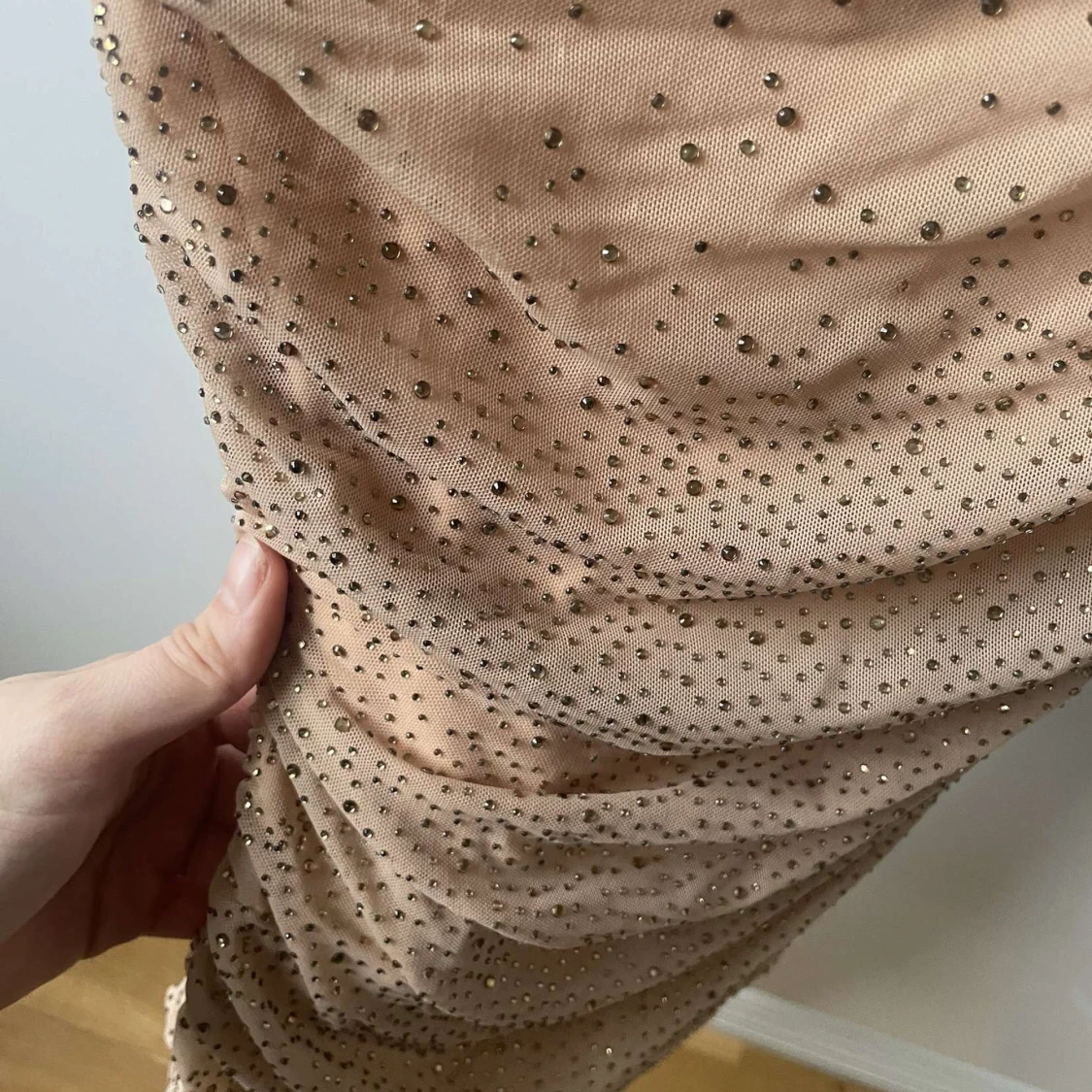 Champagnefärgad klänning med paljetter - 3