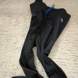 Svarta träningsleggings - Snygga svarta träningsleggings med en tight passform. Perfekta för gymmet eller löprundan. De har en elastisk midja för extra komfort och rörelsefrihet.