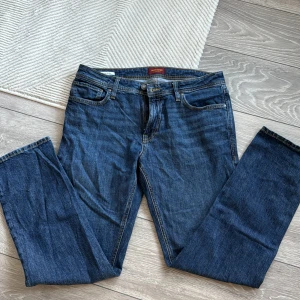 Blå jeans från Jack & Jones - Snygga blå jeans från Jack & Jones med klassisk femficksdesign. De har en normal passform och är tillverkade i slitstarkt denim. Perfekta för en avslappnad stil.