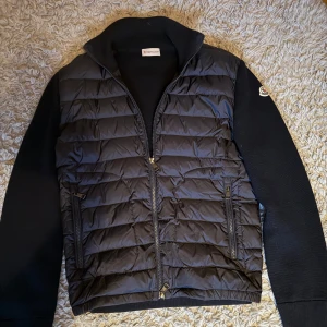 Moncler Cardigan  - - WTS💫 - M0ncl3r cardigan - Cond: 8,5/10 pga litet hål längst ner till höger, jag kan sy igen om köpare vill( se sista bilden ) Annars utmärkt skick. - Storlek S Pris: 4399kr Finns de funderingar är de bara o höra av sig i pm 💫 Allt gott / Neo