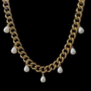 Halsband med pärlor  - Guldpläterad rostfritt stål med fem imitatiospärlor. Justerbar 40-45cm. Finns även i silver på en annan annons.