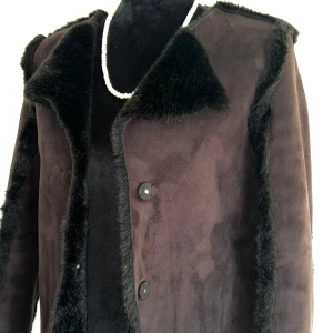 2in1 kappa  - Denna stiliga 2-in-1 kappa är perfekt för alla tillfällen! Den har en lyxig päls på ena sidan som ger en elegant och varm känsla, perfekt för kalla dagar. Å andra sidan har den en mjuk mocka som ger en mer avslappnad och modern look. Kappan är mångsidig och kan enkelt vändas för att matcha din stil och humör. Den är i gott skick och passar utmärkt för både vardag och fest.