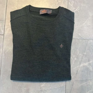 Mörkgrön tröja från Morris - Säljer en stilren mörkgrön tröja från Morris i 100% merinoull. Tröjan har en liten broderad logga på bröstet, i storleken M nypris 1599! Hör av dig vid intresse!🤩