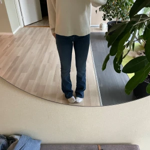 Low waist bootcut jeans - Lågmidjade bootcut jeans från ONLY tall💗Köpta från plick, helt oanvända av båda💗Jag är 175/176! (Skriv innan köp nu, intressekoll)