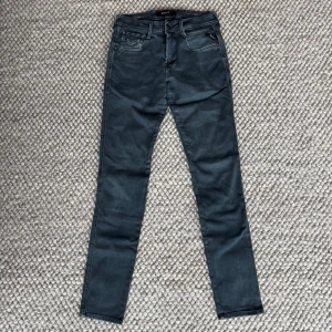 REPLAY ANBASS HYPERFLEX JEANS  - Replay anbass hyperflex jeans - Slim fit passform - Storlek W29/L32 - Nypris runt 1800kr -  Deluxecloset