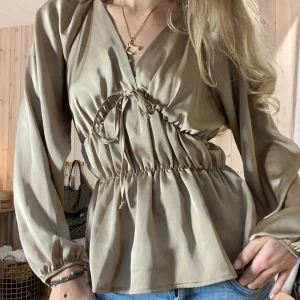 Blus - SUPER snygg!! Tryck gärna på köp nu💕💕