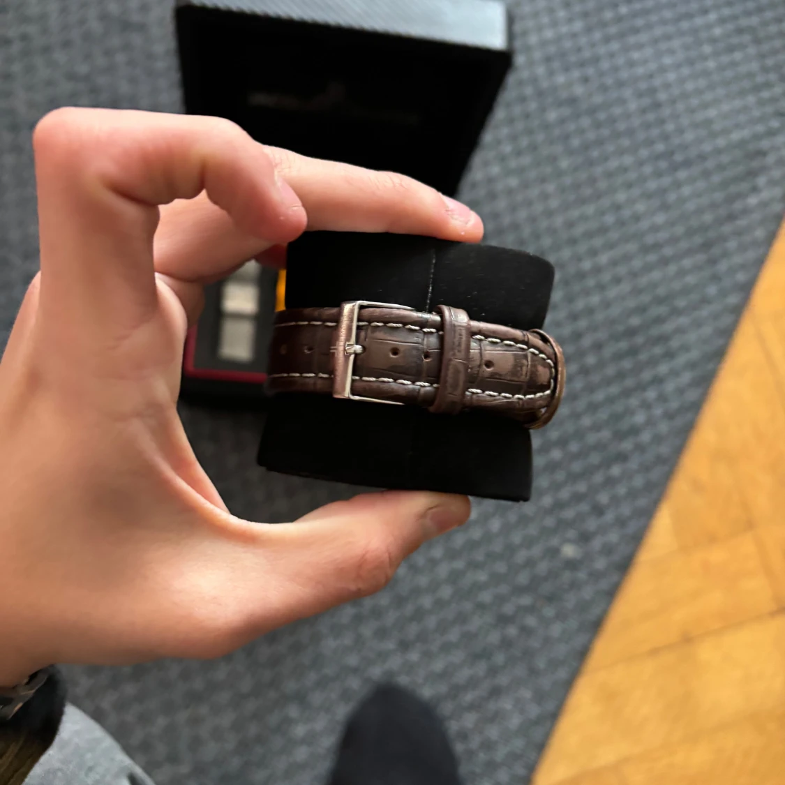 Elegant kronografklocka med brunt läderarmband - 3