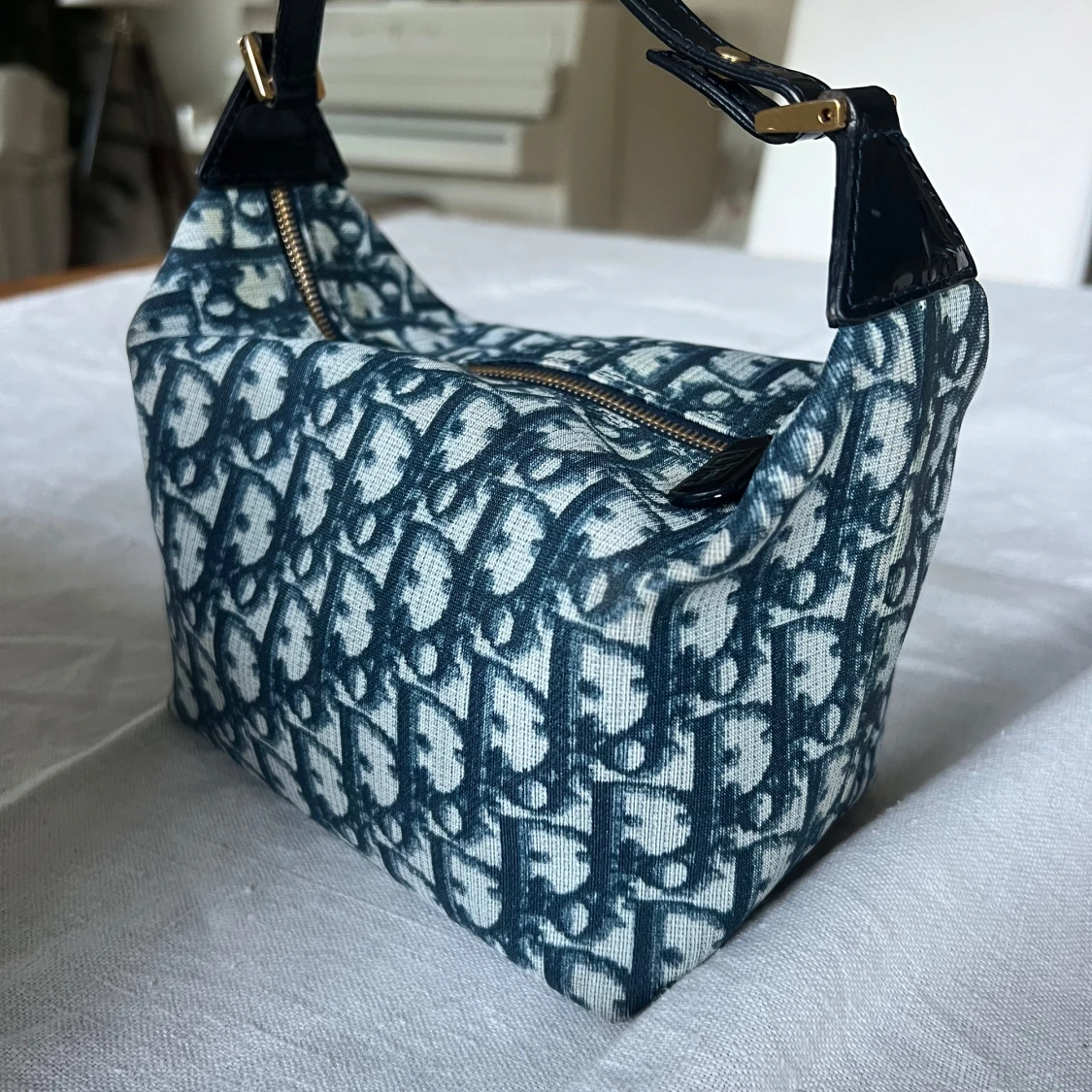 Mönstrad handväska med dragkedja - 1