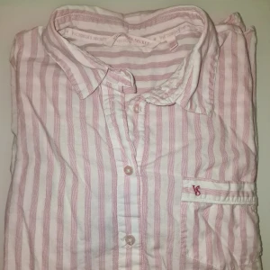 Skjorta från Victoria's Secret - Säljer en snygg rosa och vit randig skjorta från Victoria's Secret. Garderobsrensning så kika gärna på övriga auktioner.