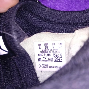 Svarta fotbollsskor från Puma - Säljer ett par svarta fotbollsskor från Puma med snörning och dobbar för bra grepp på planen. Skorna har en stilren design med Pumas logga i vitt på sidan och ovansidan.