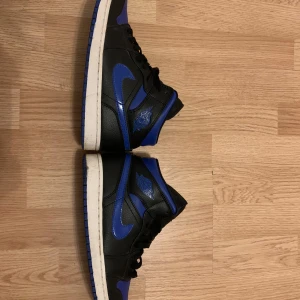 Nike Air Jordans 1  - Snygga Nike Air Jordans i svart och blått. Säljer dem eftersom att de är för små, kommer med original låda. 