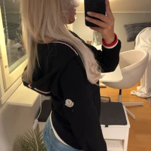 Moncle hoodie - Storlek XXS men passar mig som är XS/S, väldigt bra skick