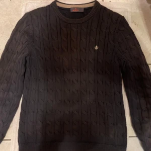 Morris Sweatshirt - Tja, säljer nu min stilrena Morris sweatshirt, då den inte kommer till användning längre. Bra skick och inga defekter, förövrigt använd vid få tillfällen. Väldigt varm komfortabel och perfekt för vintern! Köpt i butik. Osäker på något, ställ gärna frågor!! Ny pris 1600 kr