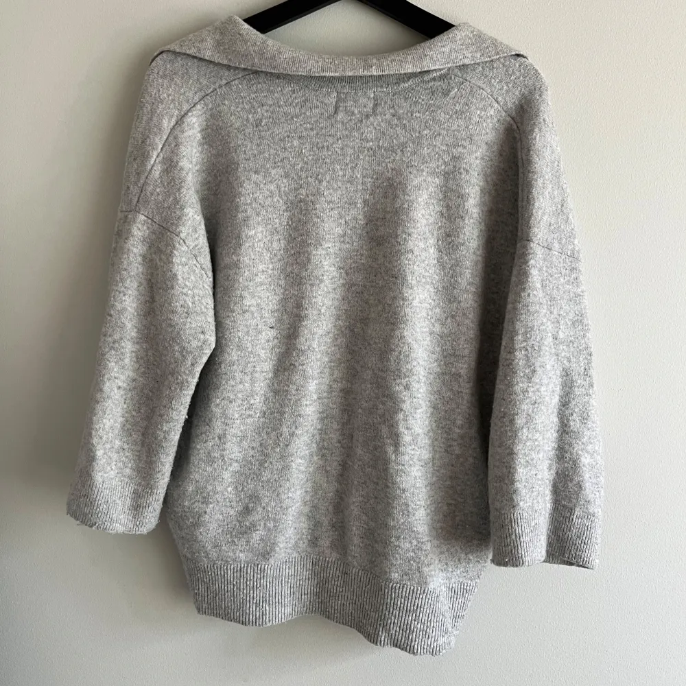 Stickad tshirt, använd mycket men i bra skick💕. Neuletakit & Villapaidat.