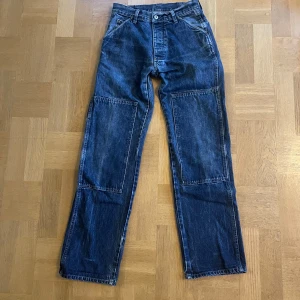 Blå worker jeans från G-Star - Säljer ett par klassiska blå worker jeans från G-Star med baggy ben och dubble knee. Knappt använda och i väldigt bra skick. Midja 30 och längd 34. Bara att höra av sig om det finns frågor👊