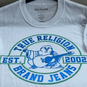 Snygg tischa från True Religion - Skitsnygg t-shirt från True Religion med blå/grönt tryck. Helt ny med tag! 💙💚