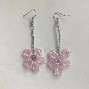 Rosa blomörhängen - Handgjorda örhängen formade som blommor med rosa pärlor. Så söta!🌸🌸