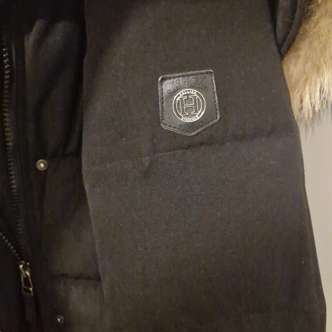 Svart dunjacka från Hollies - 90