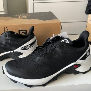 Svarta Supercross Blast från Salomon - Säljer ett par nya/oanvända Salomon Supercross Blast. Trail/terräng Löparskor. St 43 1/3. Passar om du brukar springa i Skogen! Pris kan diskuteras.