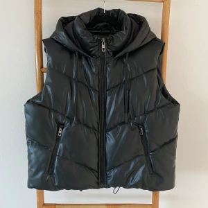 Svart väst - Supersnygg svart väst från Zara i läderimitation🖤 Väldigt lite använd och i jättefint skick! Finns ett litet streck som knappt syns, se bild Storlek XS men mer som en S/M