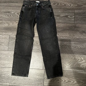 Svarta jeans från Gina - Snygga svarta jeans från Gina tricot med klassisk femficksdesign. De har en rak passform och är perfekta för en stilren look. Jeansen har en knappgylf och är tillverkade i ett slitstarkt material. Dem är lågmidjade, aldrig använda och bara testade 