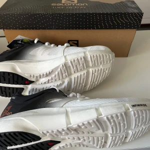 Löparskor, Salomon Predict 2 Black/White - Säljer ett par nya/oanvända Salomon Predict 2 Perfekta för både träning och vardag. Bra passform. Pris kan diskuteras!