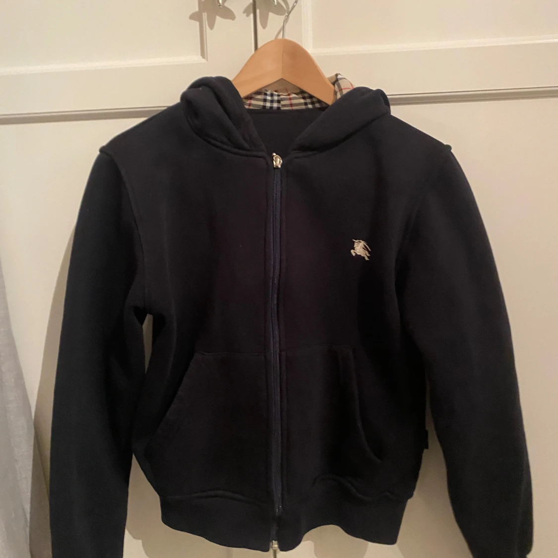 Svart huvtröja med dragkedja - 91