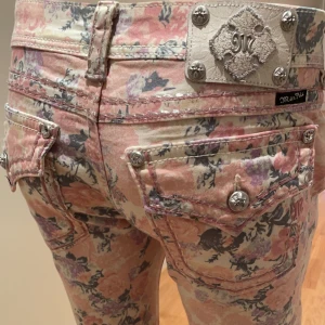 Miss me - Jeans från Miss me med rosa och grå toner. Unikt mönster, nyskick. Storlek 28.  Skriv gärna vid frågor💗