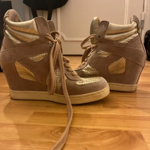 Skor med kilklack  - Unika coola sneakers med kilklack som liknar isabel marant. Storlek 36❤️