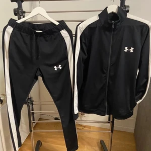 Under Armour Tracksuit -  Används inte längre har bytt stil  kom gärna med bud 