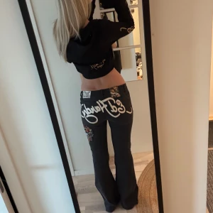 ed hardy jeans 🖤 - skitsnygga ed hardy jeans med tryck på rumpan och tiger på sidan av benet. jag är 176 för referens och har normalt S i byxor. innerbenslängd är 82cm, midja 38cm. ok att köpa direkt 🤍