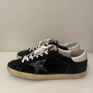 Golden Goose Skor - OBS: INGA BYTEN | Väldigt sällsynta Golden goose skor. Just denna modell tillverkas inte längre! | Storlek: 45 | Skick: 7/10 (lite heeldrag) | Dustbag fås med! | Skriv gärna vid funderingar!