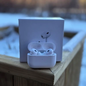 Hörlurar PRO - AirP PRO gen 2, högra hörluren fungerar oftast** inte, nypris: 2500kr, kontakta mig vid intresse:)