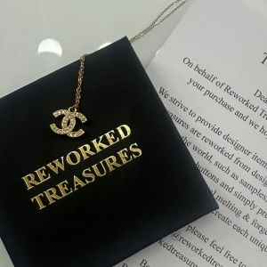 Guld halsband, Reworked Treasures  - Aldrig använt! Superfint, box & papper medföljer vid köp! 