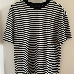 Svart- och vitrandig t-shirt från Trendyolman - Stilren svart- och vitrandig t-shirt från Trendyolman i storlek S. Väldigt fint skick, använd enstaka gånger!