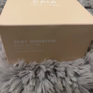 Silky Sensation Body Butter från CAIA - Silky Sensation Body Butter från CAIA Christmas Edition. Perfekt för alla hudtyper och innehåller sheasmör och macadamiaolja för en silkeslen känsla. Helt oöppnad 