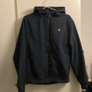 Lyle and Scott skal jacka - Bara en fet Lyle and Scott jacka, inga defekter. Säljes då den blivit för liten. Hör av dig om du är intresserad!