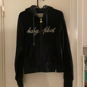 Mörkblå Baby phat hoodie  - Ser svart ut på bilderna men är blå i dagsljus :) Tveka inte å skriv om ni har frågor, prisförslag eller vill ha fler bilder 💕