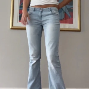 Ljusblå bootcut jeans - ljusblå bootcut jeans med låg midja, supersöta😇