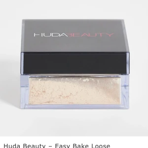 Huda Beauty Easy Bake Loose Powder - Huda Beauty Easy Bake Loose Powder i en elegant fyrkantig förpackning med svart lock. Perfekt för att sätta smink och ge en matt finish. Pudret är lätt och ger en jämn applicering. I färgen pound cake, 20g. Använt fåtal gånger.