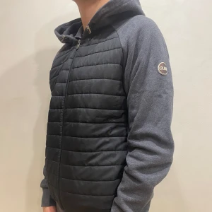 Colmar Cardigan - Hej! Säljer nu min cardigan från märket Colmar, storlek L, bra skick modellen är 184cm och väger 70kg . Tveka inte på att höra av dig om du har frågor eller funderingar kring cardiganen!